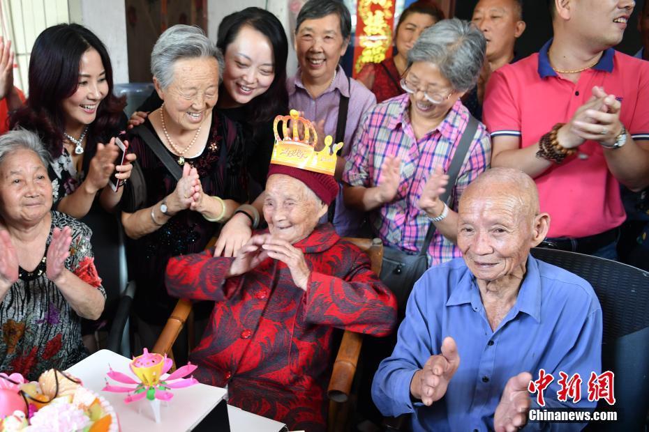 9月21日，成都市双流区老人朱郑氏迎来了117岁生日，众多后人及其亲朋好友前来祝贺。朱郑氏是目前成都市老龄办登记在册的百岁老人中最长寿的老人，其直系子孙后代数目已经超过百人。