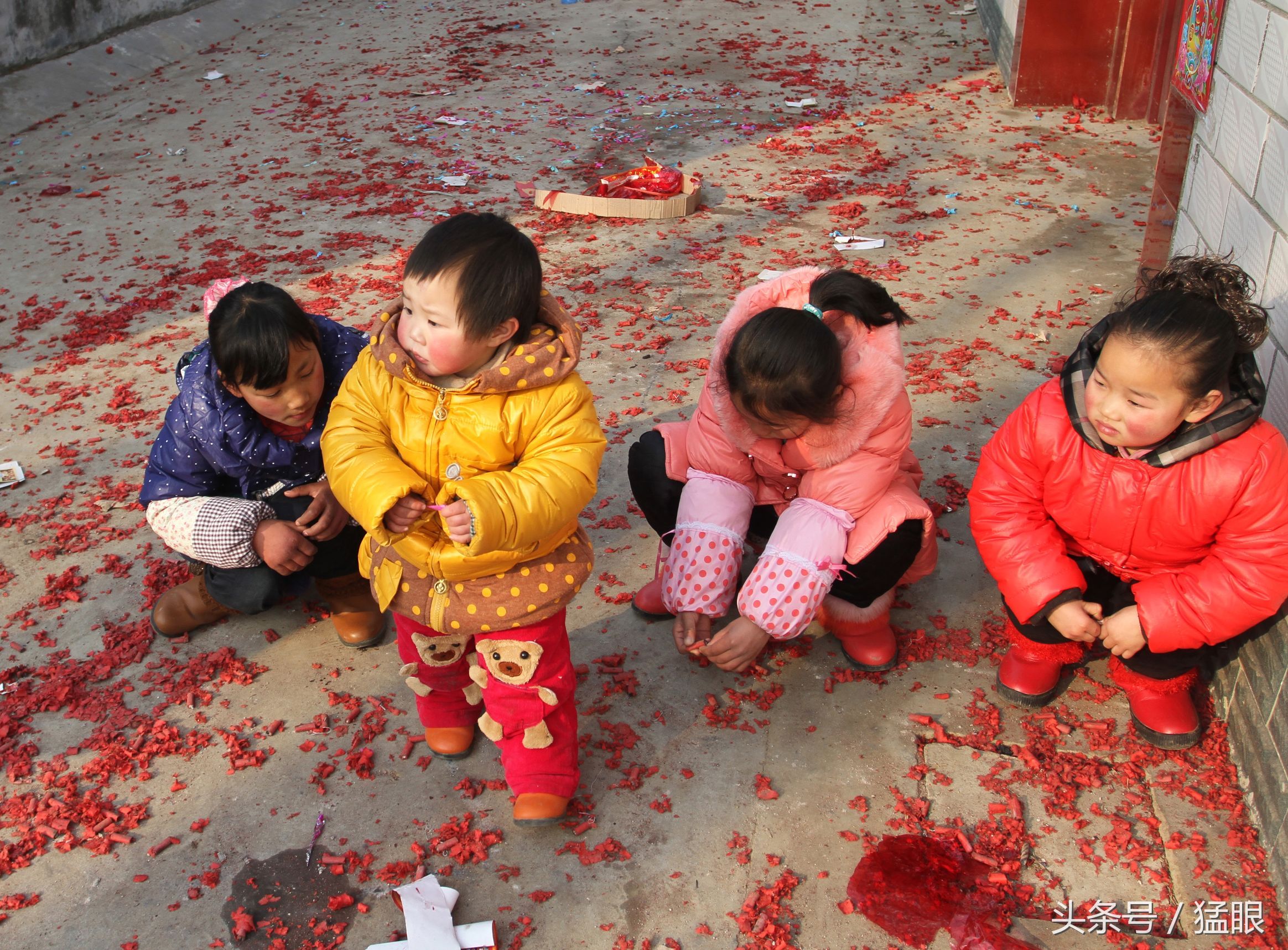 农村的孩子这样过年,跟你小时候比一比,过年你