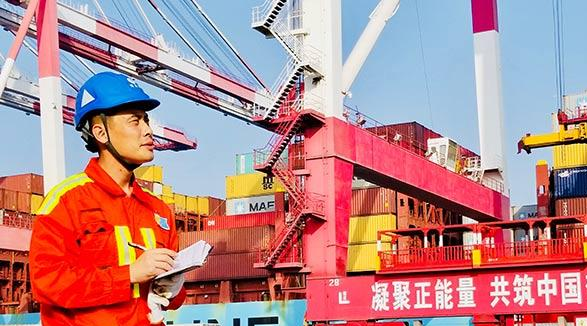 【中国梦实践者】郭磊:50米高空上演“一箭穿心” 【中国梦实践者】郭磊:50米高空上演“一箭穿心”