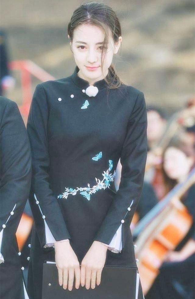 刘亦菲赵丽颖迪丽热巴同穿旗袍装都很美,但也