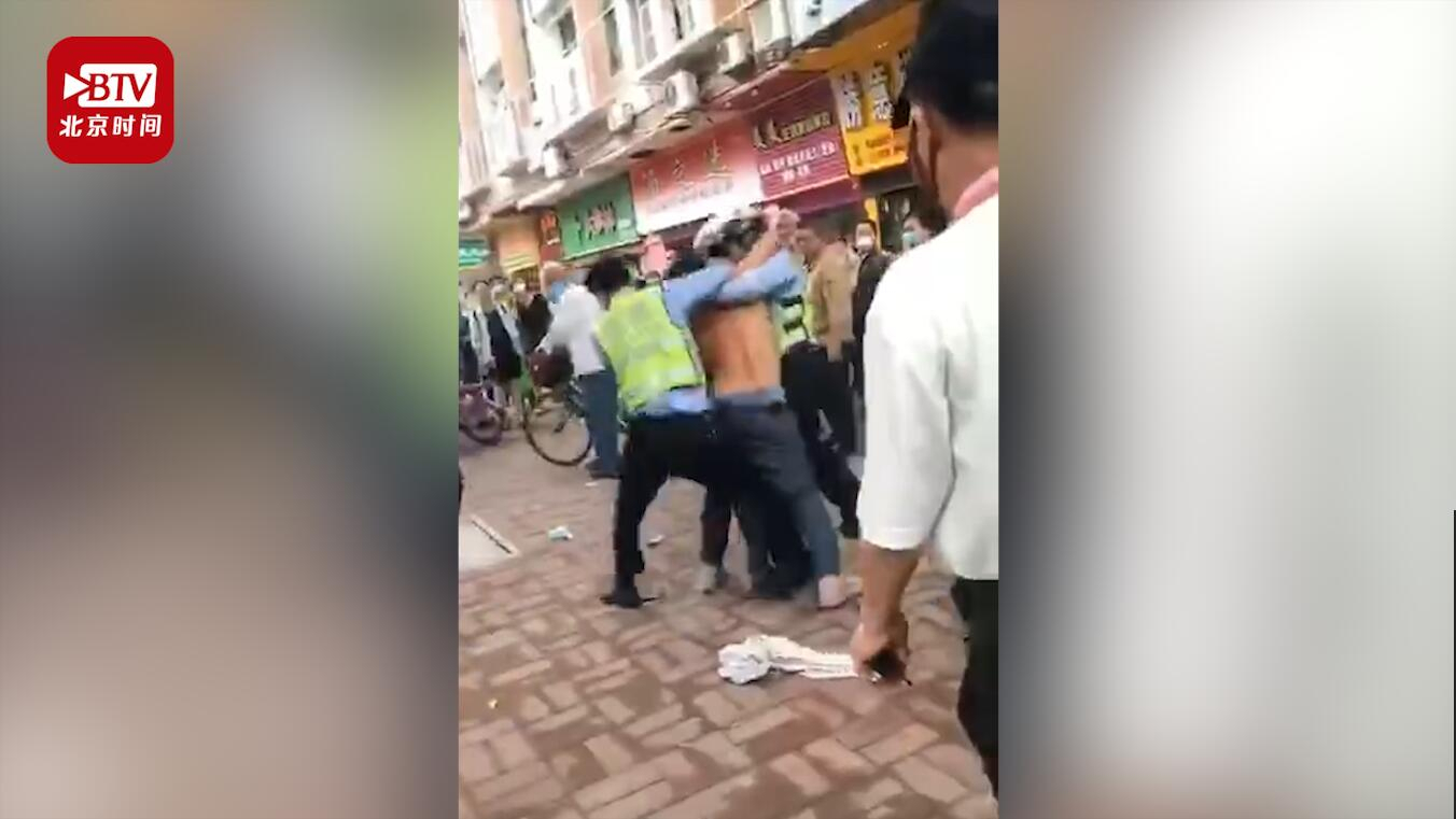 男子涉醉驾被查当街脱衣殴打交警 两名交警合力将其制伏