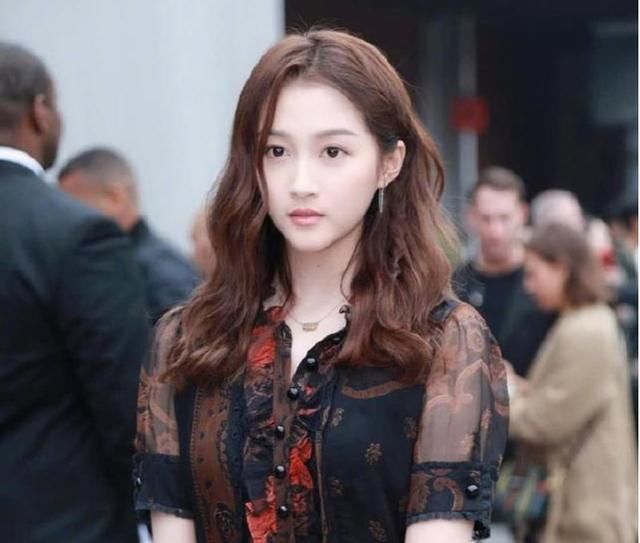 关晓彤时装周首秀,印花纱裙穿出成熟感,难怪鹿