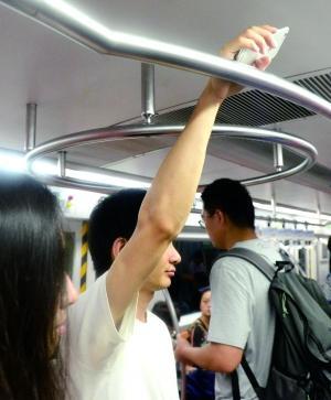 被性骚扰却无人报警？便衣警察地铁擒“狼”