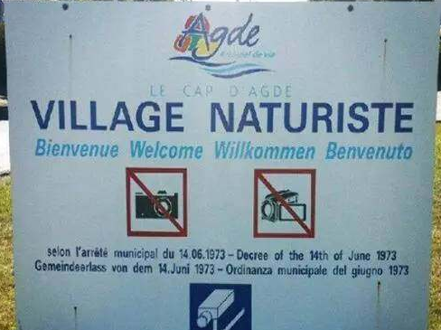 据说前来的游客还要收“裸体税”，大概在6英镑（合60人民币）左右，因为这关系到那些街上裸跑者们的隐私。