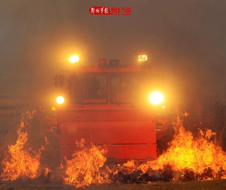 这是武警内蒙古森林总队锡林郭勒盟支队在国内自主品牌“山猫”全地形车基础上，经历4次改装自主研发的新一代灭火装备。