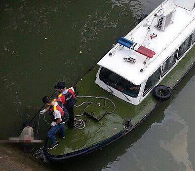 今晨潮王桥下浮起一具男尸,背部有明显伤口! 今晨潮王桥下浮起一具男尸,背部有明显伤口!