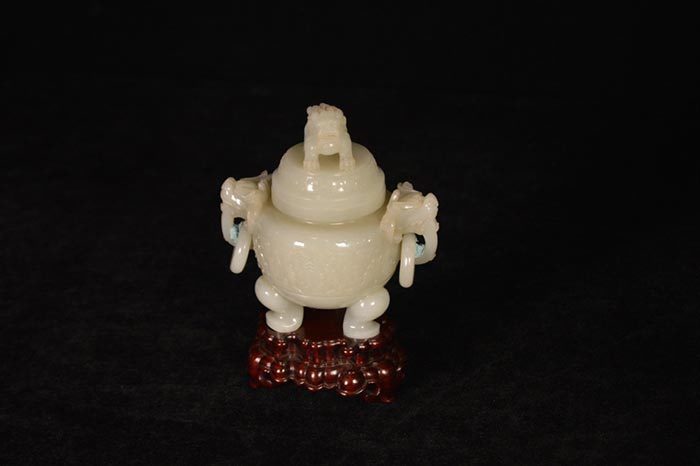 《拍宝》清中期三足玉香炉