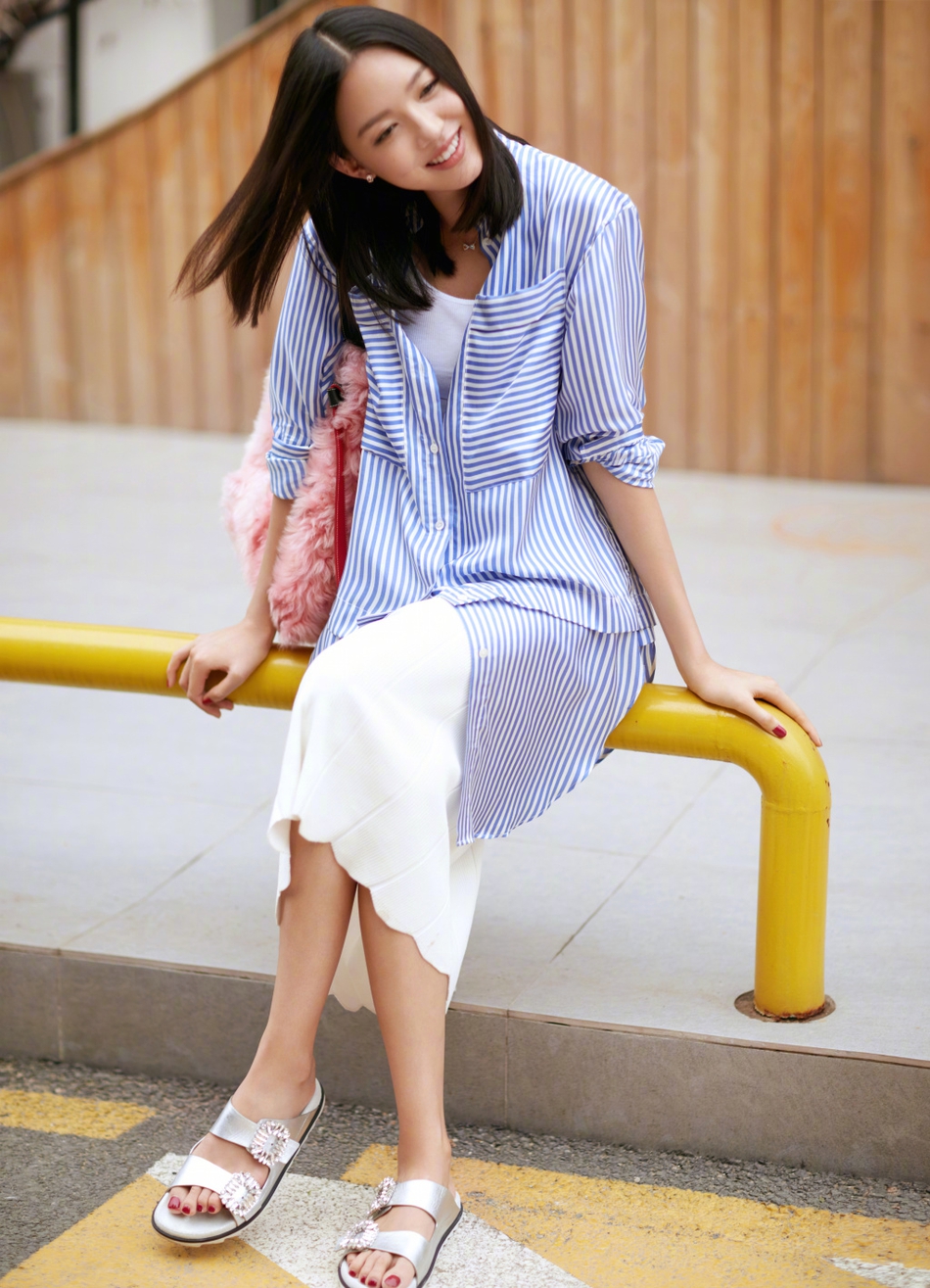 时尚辣妈张梓琳街拍秀长腿 气质清新笑容迷人