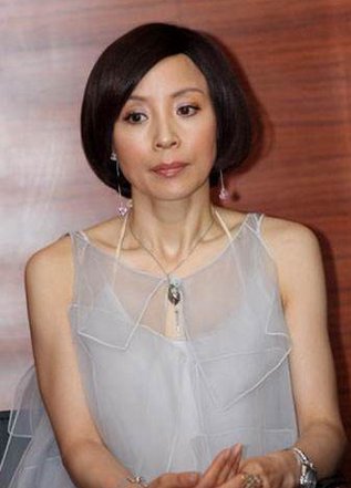 达康书记老婆,被影帝宠上天,儿子长相帅气俩人一起就像姐弟