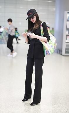 张天爱黑色西装+尖头高跟鞋职场女王范 穿西裤