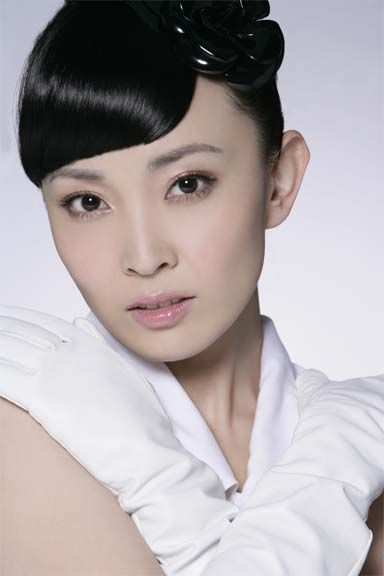 年,与孙红雷等人合作出演了高群书执导的犯罪电视剧《征服》,饰演李梅