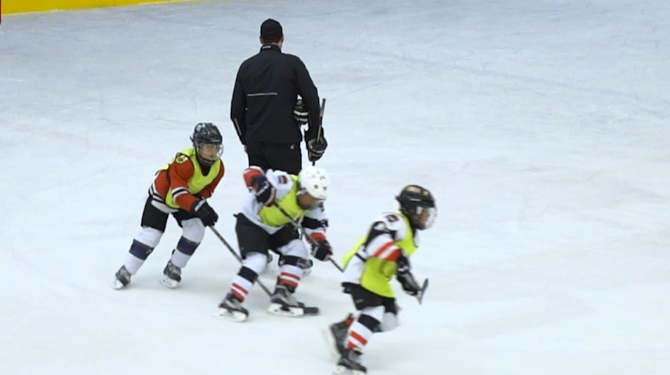 《时间故事 中国力量》系列之七《13岁少年的2022奥运冰球梦》 《时间故事 中国力量》系列之七《13岁少年的2022奥运冰球梦》