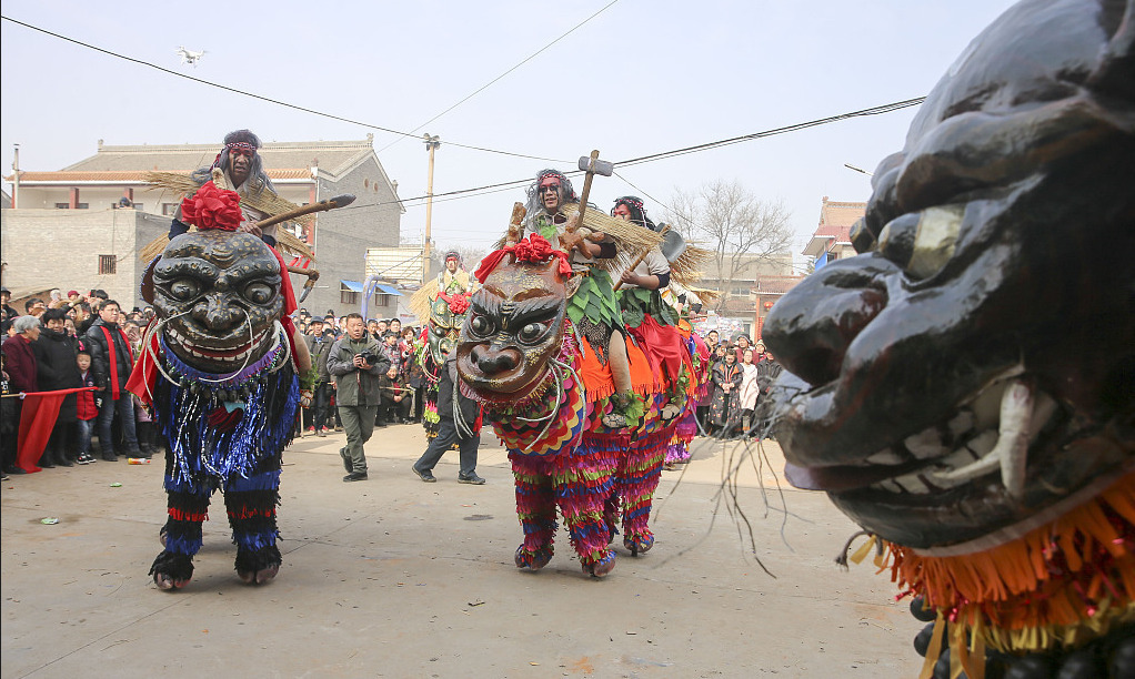 高跷走兽艺术盛行于清朝雍正初年，出现在规模盛大的庙会、社火活动中，经久不衰，至今已有三百多年的历史。