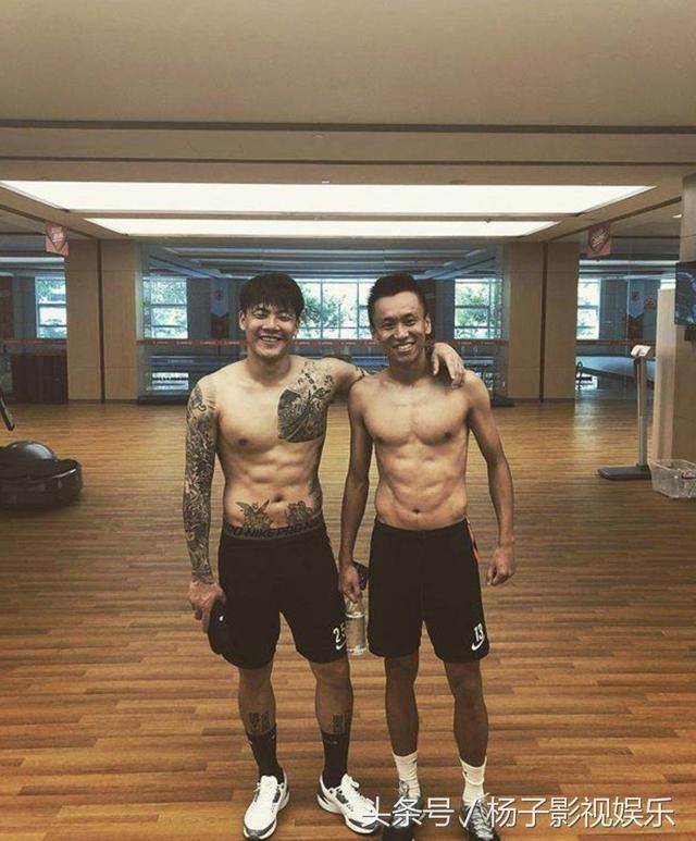 台媒形容国足是白斩鸡,王大雷晒肌肉回应:什么