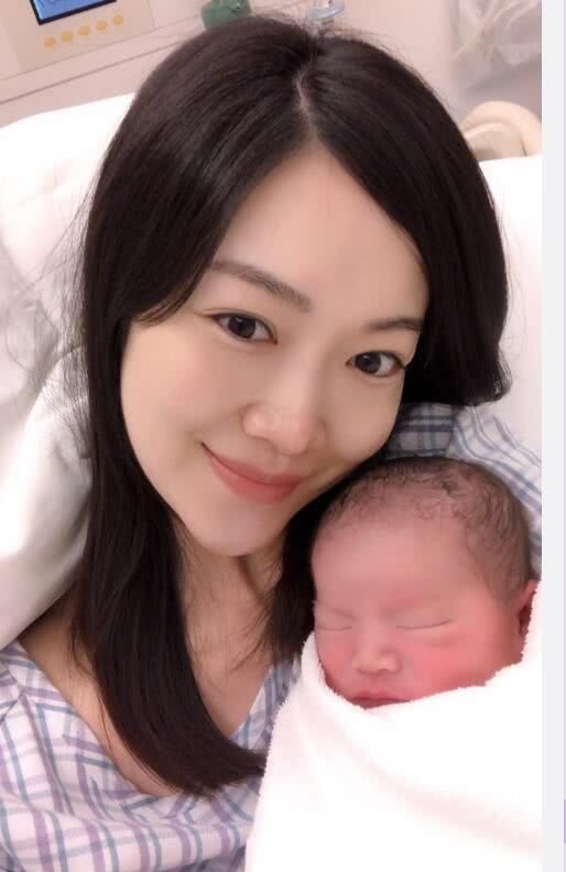 赵薇老公曾苦追她,如今36岁港姐再得一子,和富豪老公超幸福