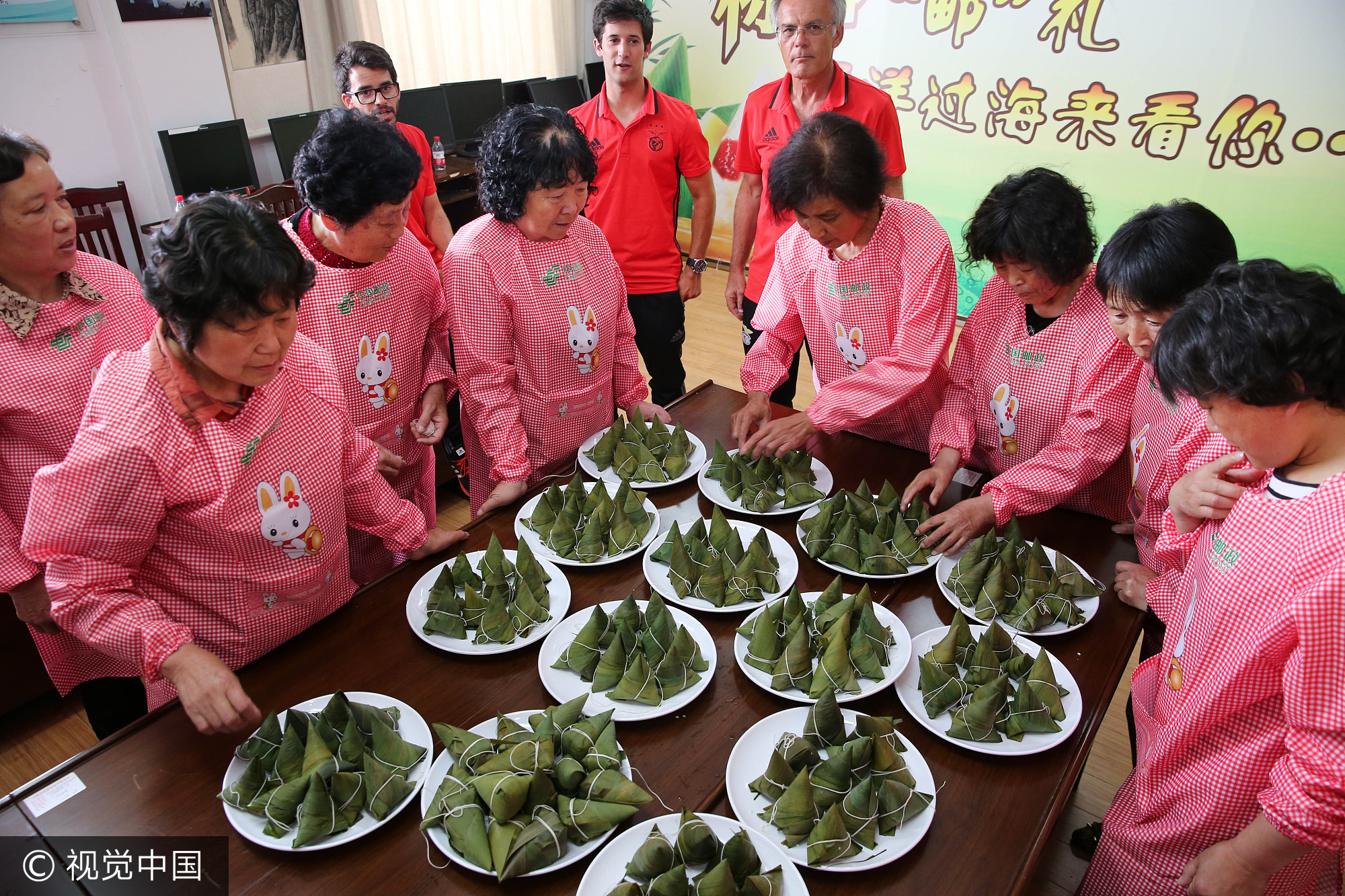 2017年5月25日,江苏省南通市观音山新城中桥社区邀请来自葡萄牙的友人与社区邻里居民、共建单位的志愿者们一起,通过裹粽子比赛、亲情明信片邮递、爱心传播等方式,一同感受中国传统文化习俗 ,迎接端午节。