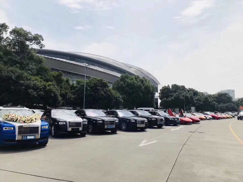 浙江土豪嫁女儿劳斯莱斯车队不算什么,亲友的