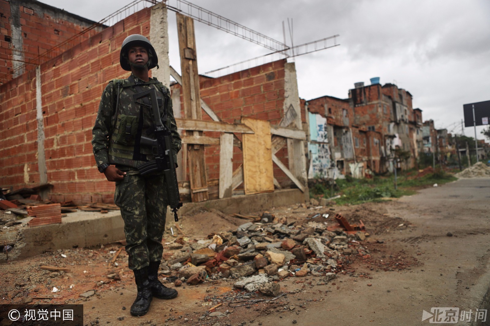 巴西士兵全副武装突击平民窟 展开大规模打击犯罪行动