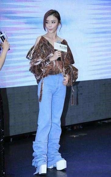 许晴也没逃过驴蹄鞋的魔爪?穿白色西装高贵优