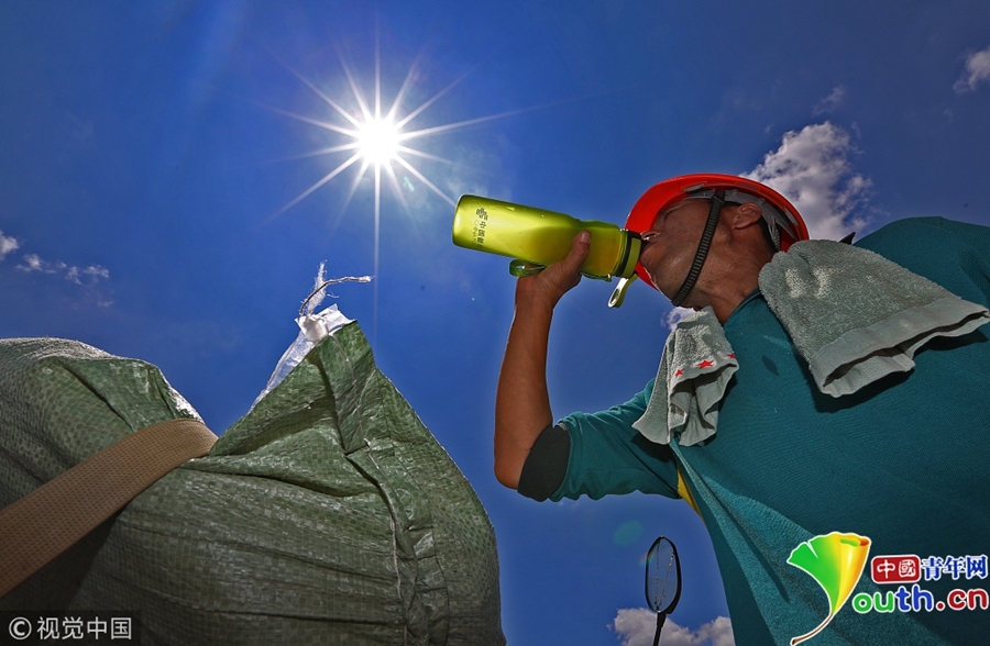 投递员26年坚守乡村 贷款买摩托车送快件