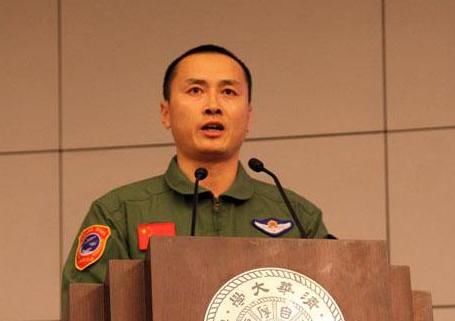 刀剑舞者卸任,成为中国航母舰载机第一人,后