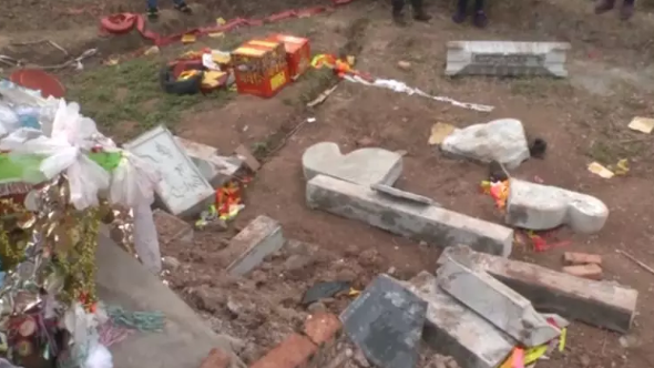 一家人坟前祭拜 墓碑垮塌致1死3伤