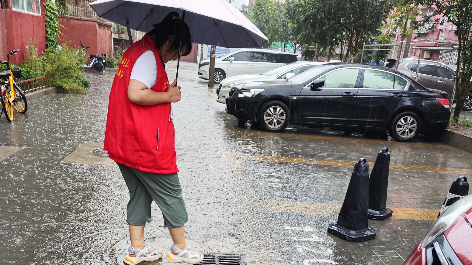 未“雨”绸缪 闻“汛”而动 石景山鲁谷街道全力应对雨情大考_北京时间