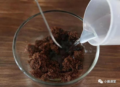 丑又老,每天抹点药店的便宜乳膏,能帮助淡化黑色素