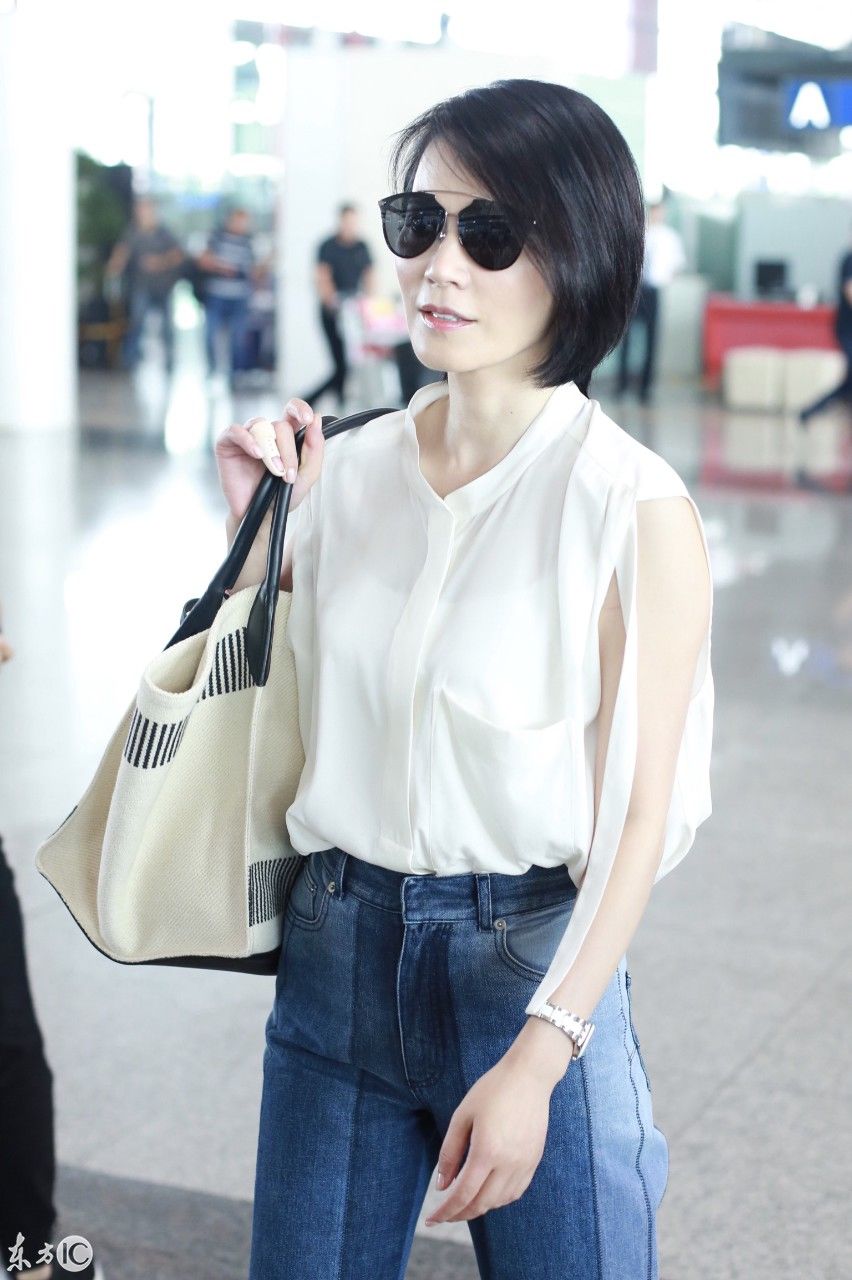 俞飞鸿穿无袖白衬衣搭配阔腿牛仔裤现身机场,