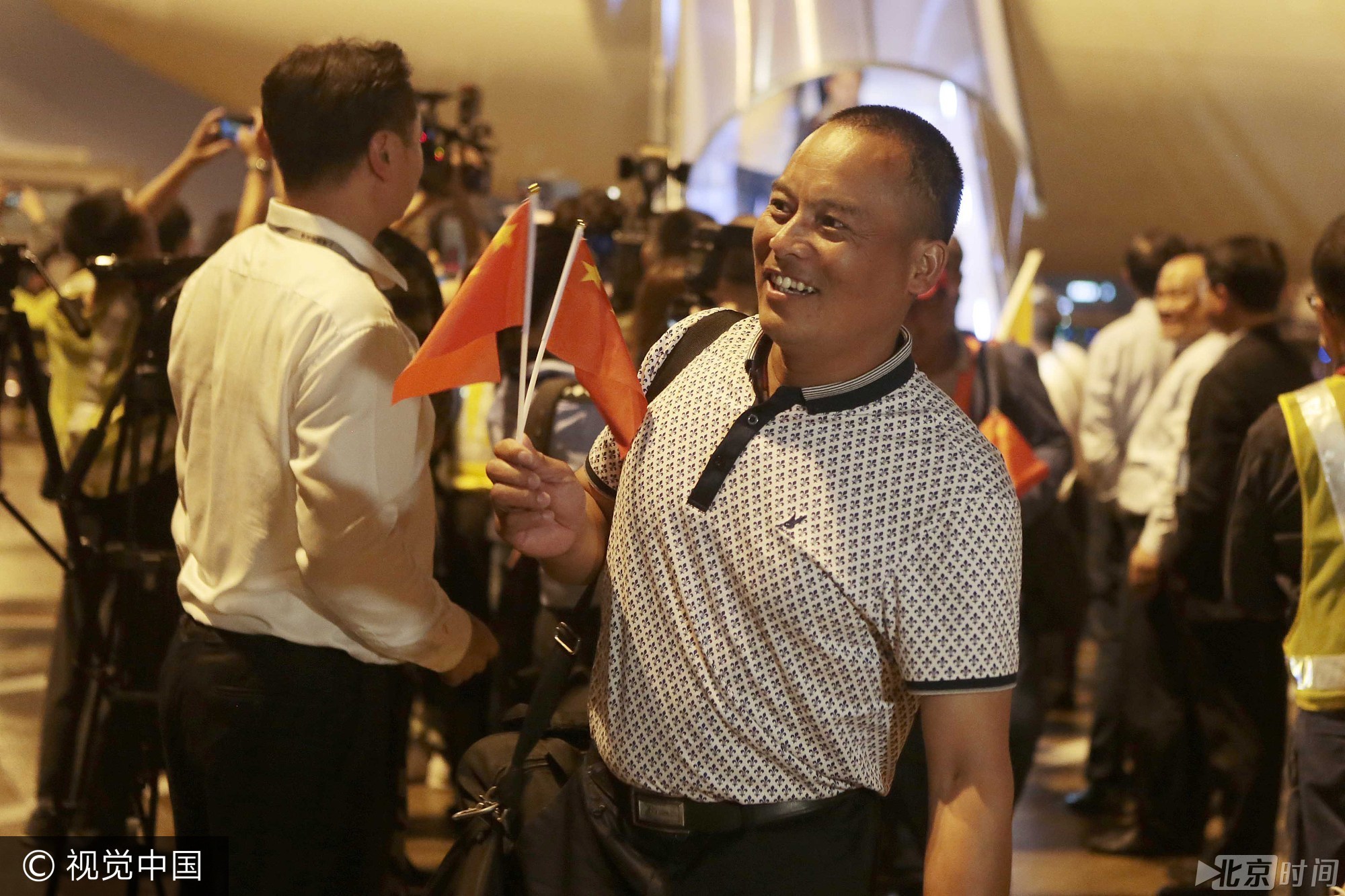 在党中央国务院的统一部署下，商务部等相关部门立即启动应急响应机制。9月22—28日，在中国驻多米尼克、安提瓜和巴布达、巴巴多斯使馆及中国土木工程集团有限公司等中资企业的共同努力下，因风灾受困的487名同胞，其中包括1名澳门同胞和2名台湾同胞，全部安全转移到临国安提瓜和巴布达，没有一人出现受伤或者其他健康方面问题。图为飓风受困同胞走下飞机/视觉中国