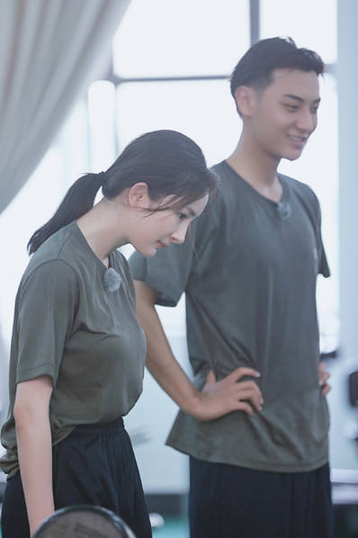 杨幂佟丽娅军训大汗淋漓 衬衫湿透显好身材