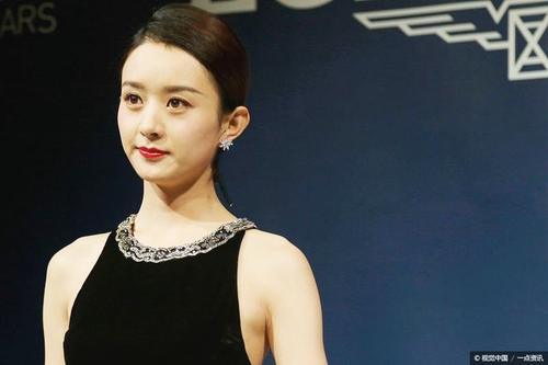 赵丽颖婚后怀孕6个月现身机场,胖到没有路人美