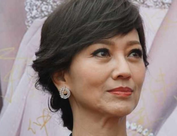 63岁赵雅芝素颜照曝光,似披着一张假皮网友