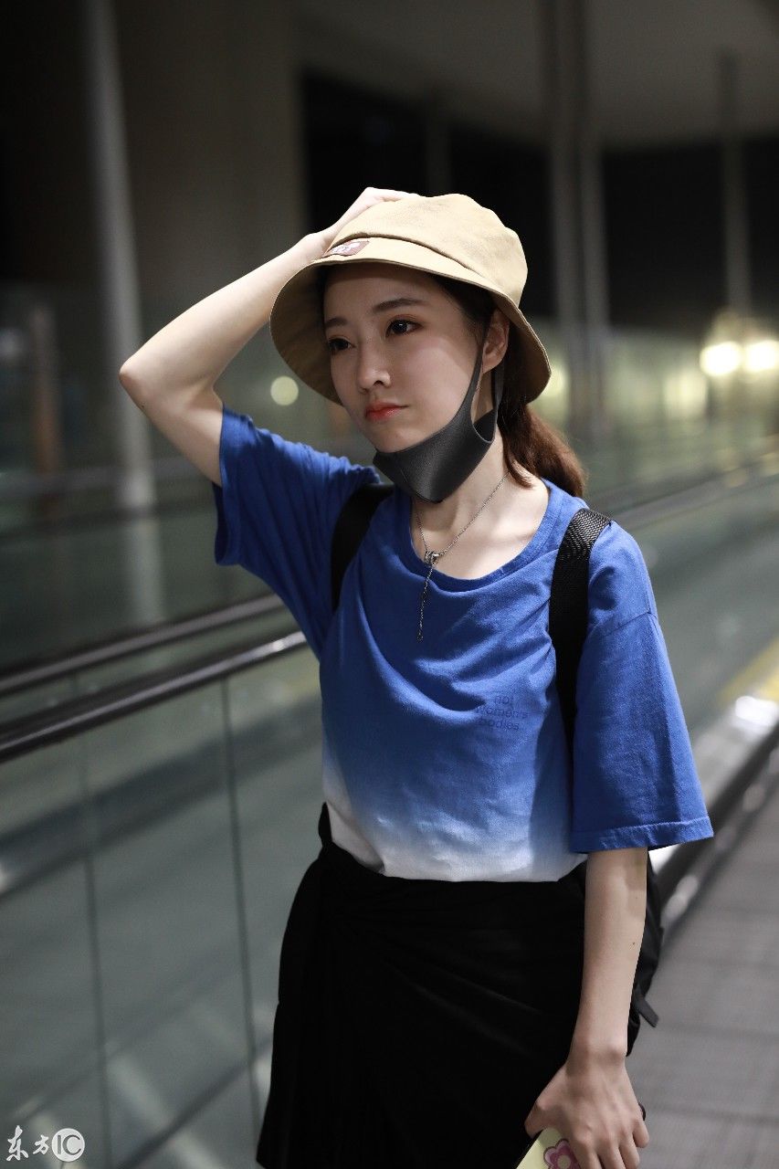 斗鱼冯提莫现身机场,之前的各种门事件似乎不