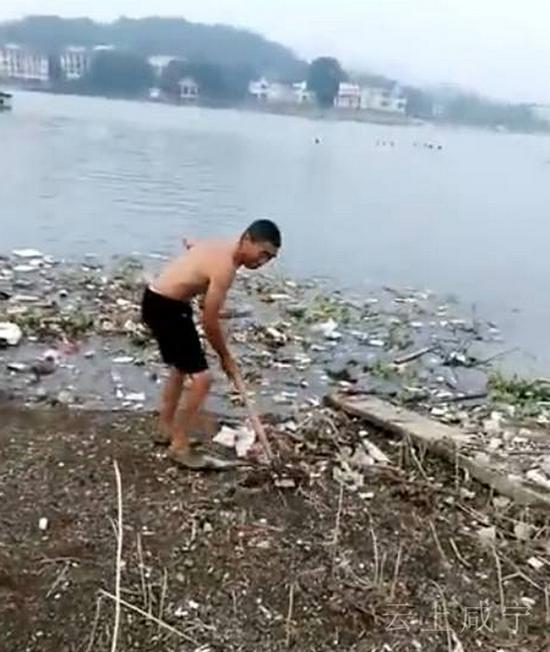 景区保洁员为省力把垃圾扒入湖 管委会:将严处