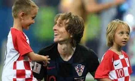 时隔十一年,FIFA世界足球先生再回中场位置,这