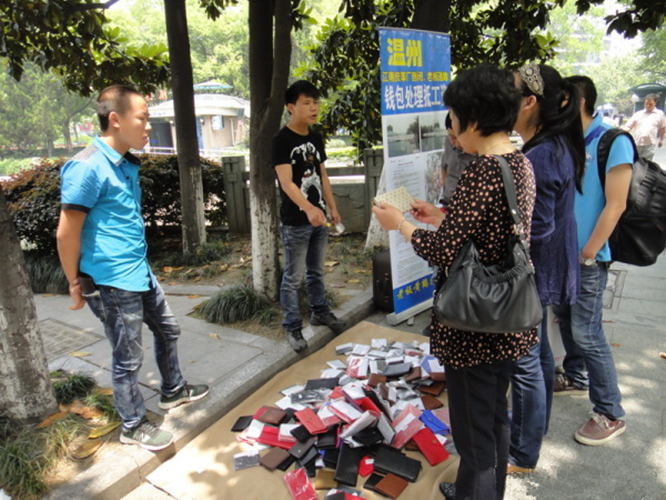 2012年，一家录音棚接到一份买卖，录制的就是后来广为流传的广告语。老板余小龙回忆，当时给他文稿的是一名落魄的男子。他以为这人就是广告词里的员工，还免收了录制的费用。事后，该男子送给他一个钱包。余小龙看到相关媒体报道，了解了该公司员工的真实情况后，称再不会为虚假广告配音。