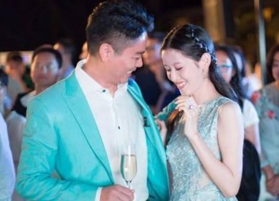 章泽天父亲近照,背景大到不像话