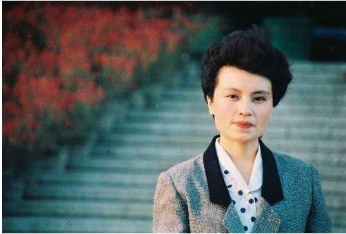 57岁央视女主持退出3年,如今再次现身,生活大