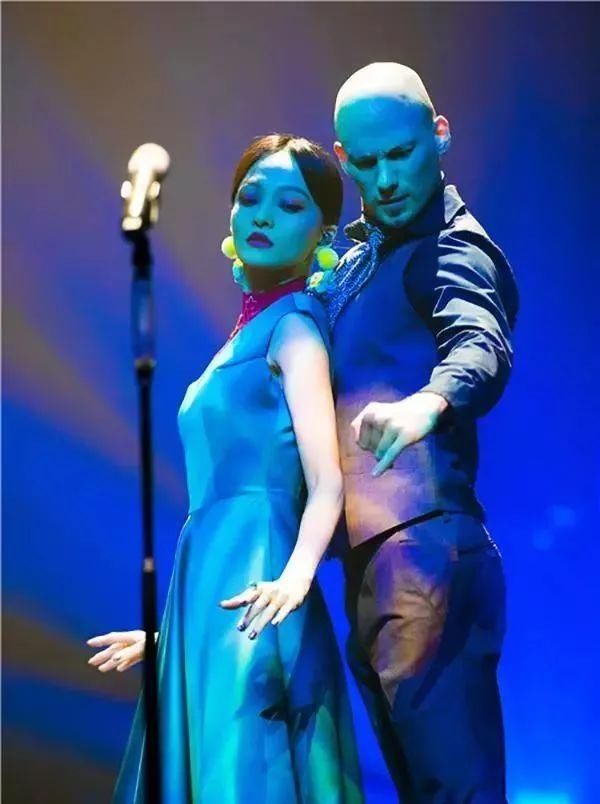 张天唱张国荣名曲得弹幕差评,大家表情看出一