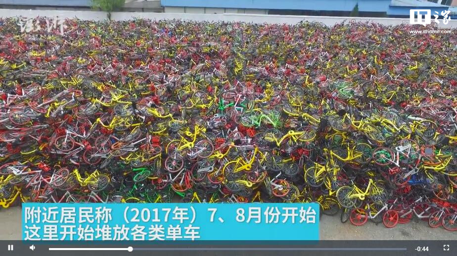 堆积如山的过剩共享单车。