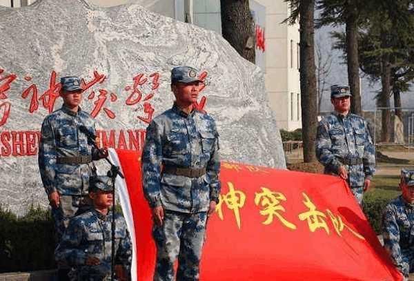 他們是解放軍空降兵中最強悍的特種部隊,超低空跳傘腿腫成水桶!