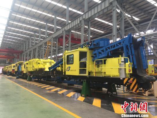 中国首次向国外出口成套铁路大型养路机械