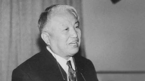 没有经费仍然坚持研究，他揭开了天麻生长全部奥秘，药农为他立碑塑像