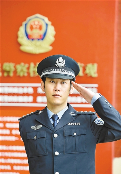 独臂刑警陈冰：模范践行十九大精神 做温暖他人的灯