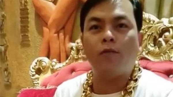越南戴13公斤金饰土豪又炫富 驾镀金奔驰摩托出门