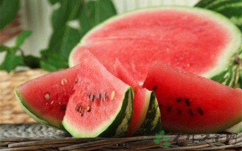 喝啤酒能吃西瓜吗