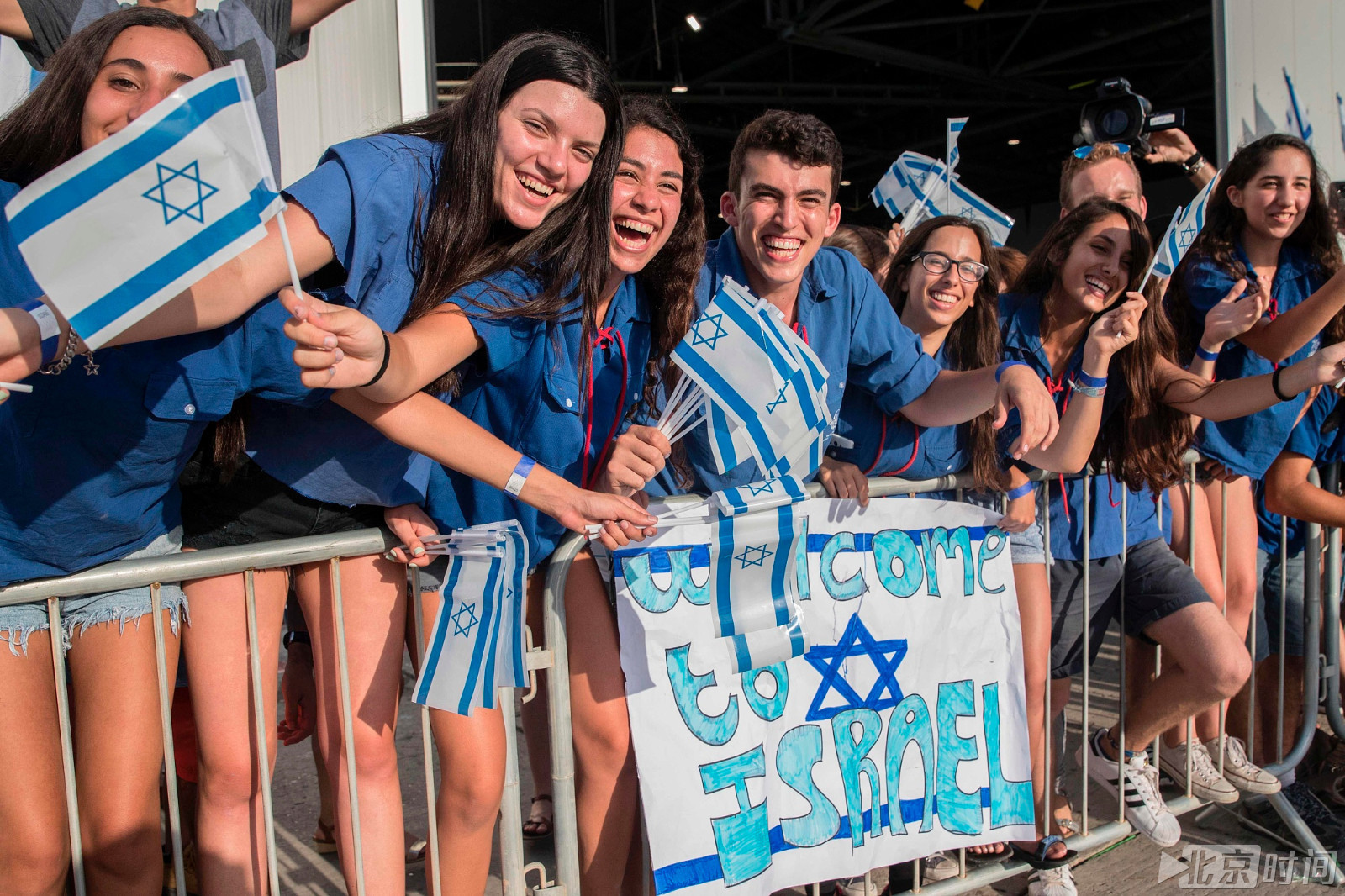 法国犹太人移民抵达以色列 机场激动亲吻大地