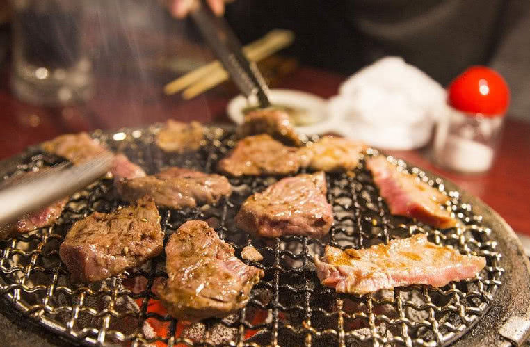 中国女生在日本吃烤肉被赶走,原因居然是吃相