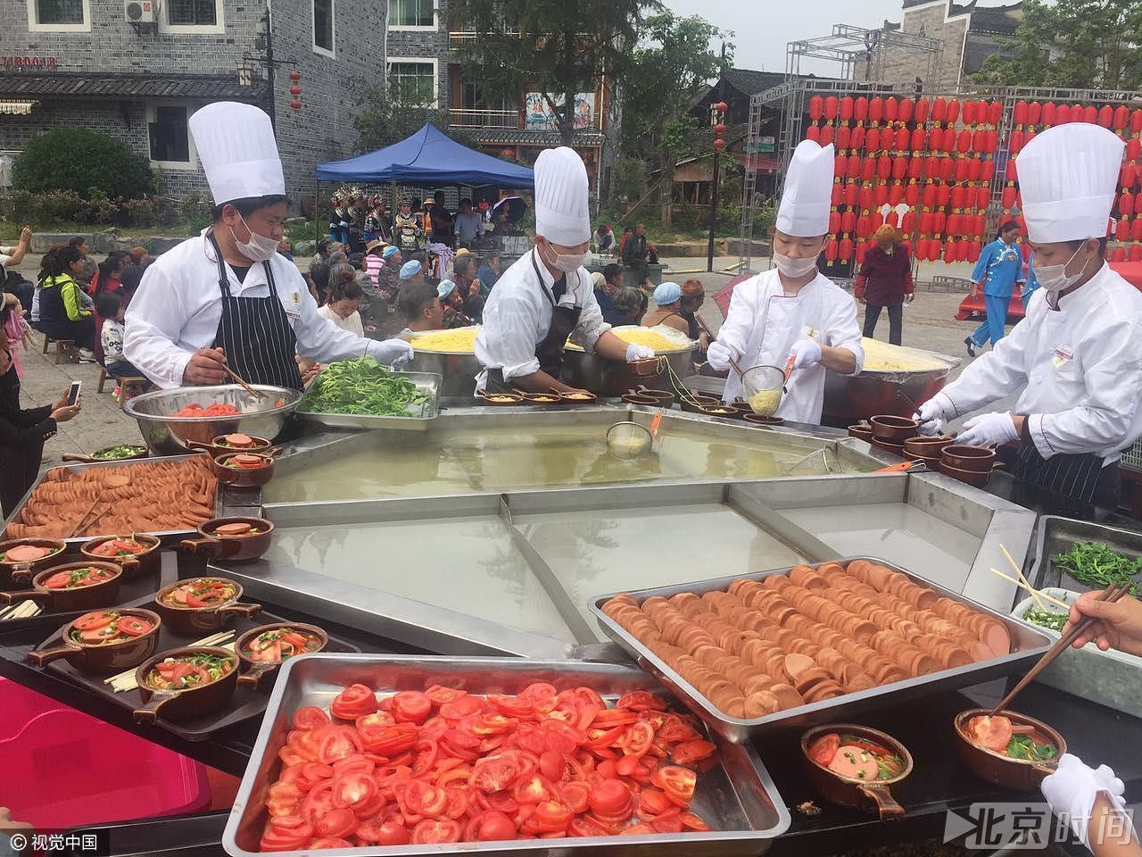 厨师用1500斤食材煮最大酸汤长寿面 市民享美食